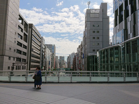 渋谷ストリームの手前の歩道橋